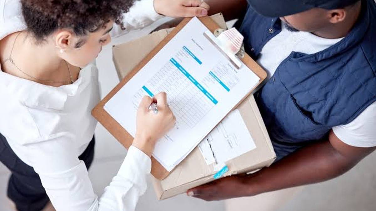 Signature d'un formulaire douanier lors d'une opération de conseil et d'assistance