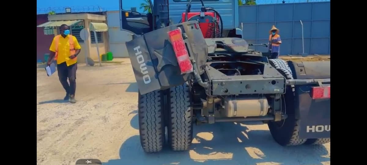 Tracteur routier au parc